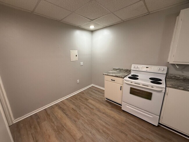 Building Photo - Charming Lower Unit 1 Bedroom with Gourmet...