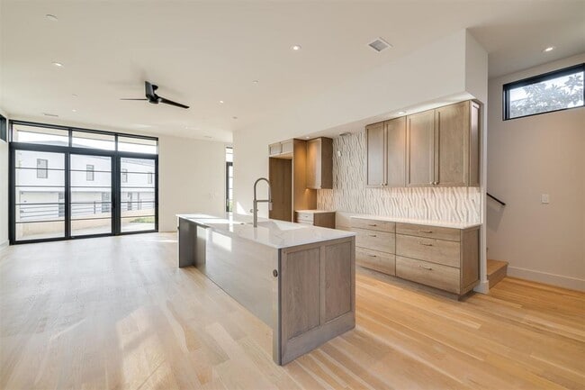 Building Photo - 1303 N Dewey Ave