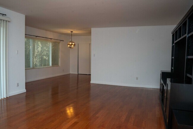 Building Photo - A Warm Sherman Oaks Condo