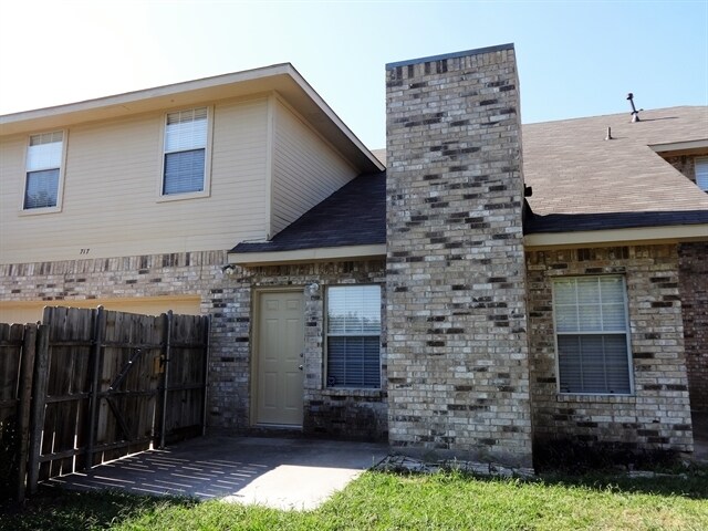 Building Photo - 717 Oteca Drive