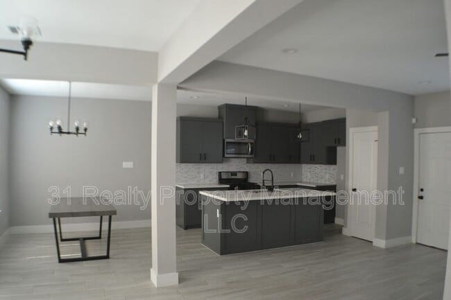 Building Photo - 9837 Fabiola Dr