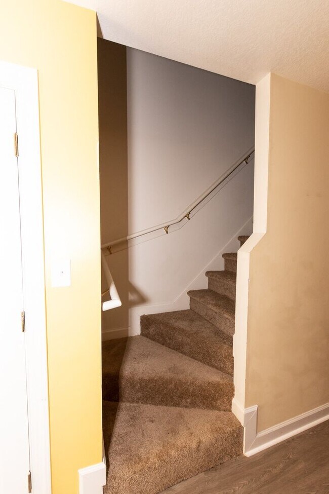 Building Photo - 104 Streamwood Dr