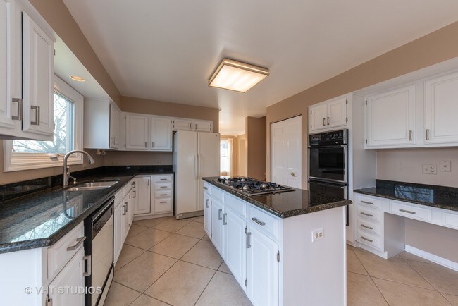 Building Photo - 565 Coventry Ln