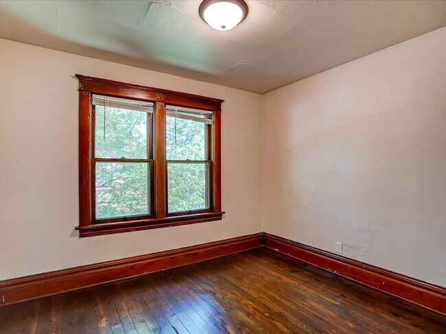 Building Photo - 302 S Shuman St
