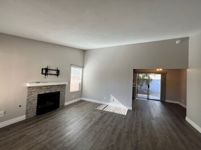 Building Photo - Fabulous 3 bedroom  Home