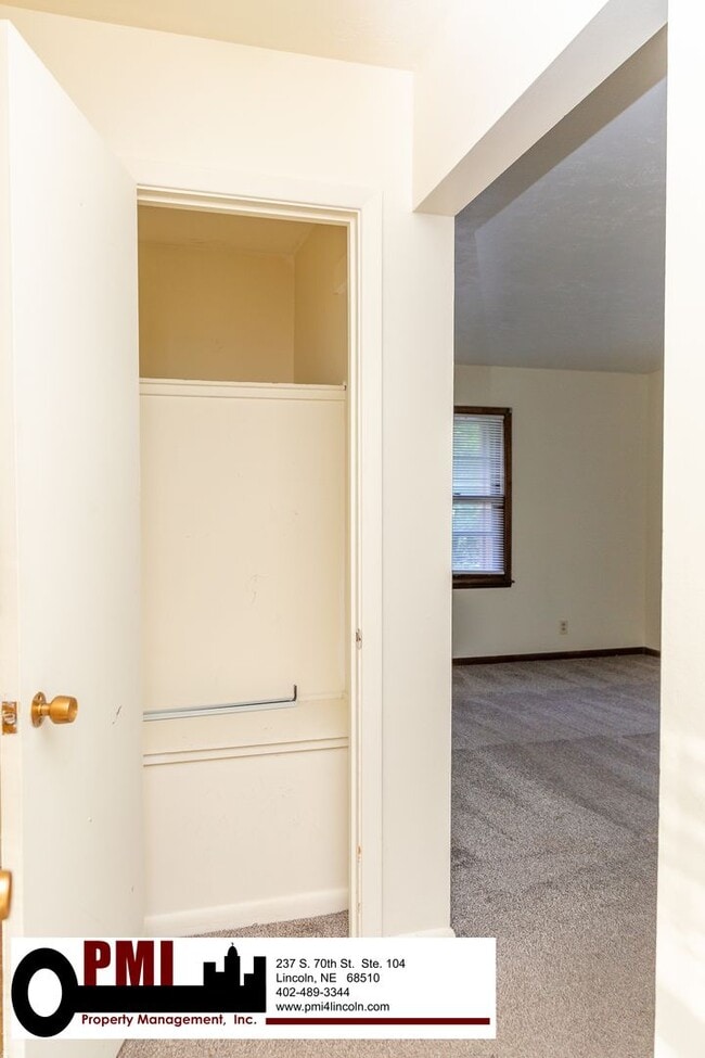 Building Photo - 2 Bedroom, 1 Bathroom House for Rent; Avai...