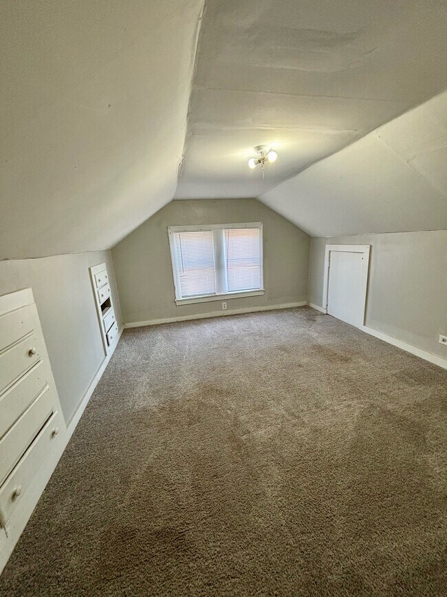 Building Photo - 1112 Weller Ave