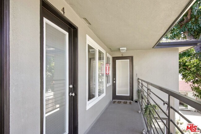 Building Photo - 6612 De Longpre Ave