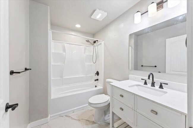 Building Photo - Spacious Middleton Home, Utilities & Lawn Care Included