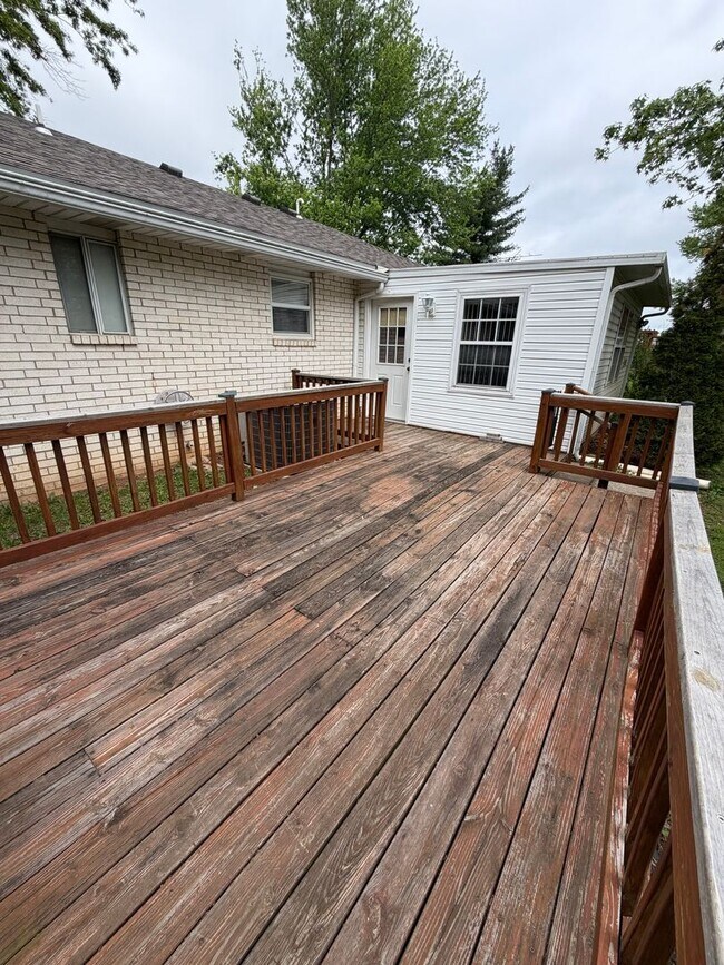 Building Photo - 3 Bedroom | 1 Bathroom | 2 Car Garage | Springfield MO!