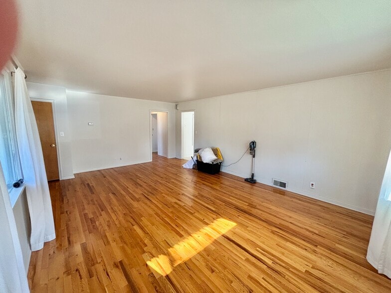 Building Photo - 522 S 10th Ave