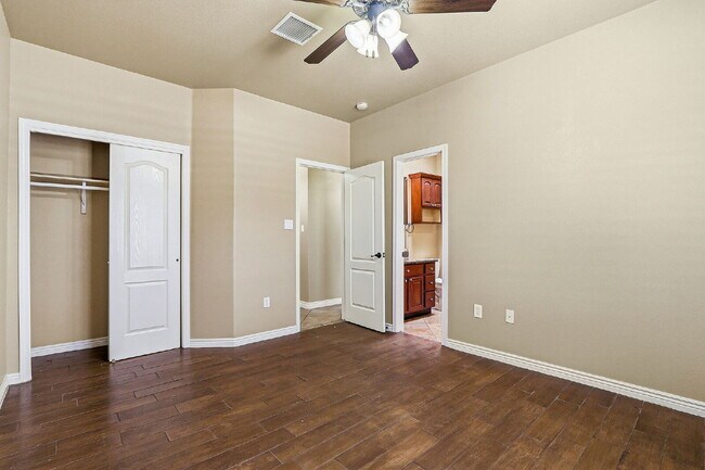 Building Photo - Corner 3 bedroom 3 bath home in Northwest El Paso