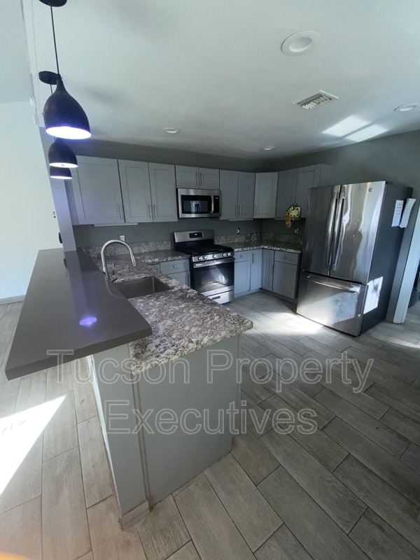 Building Photo - 1421 E Drachman St