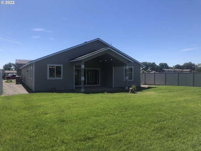 Building Photo - Golf Course living