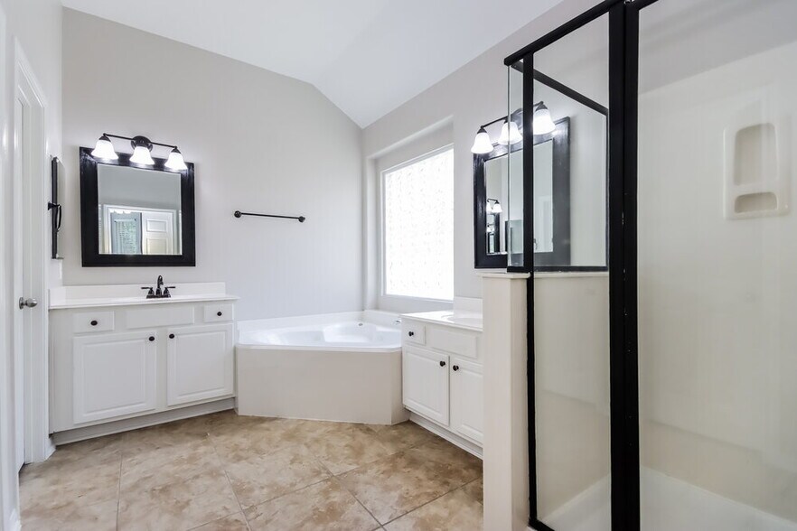 Building Photo - 25589 Oakhurst Forest Dr