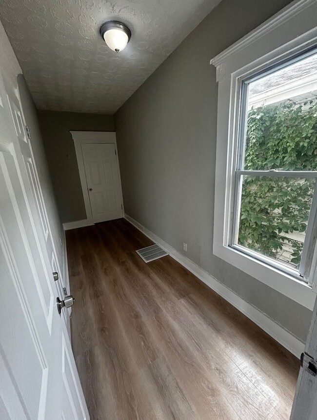 Building Photo - Cute Upper Level Duplex Apartment Centrall...