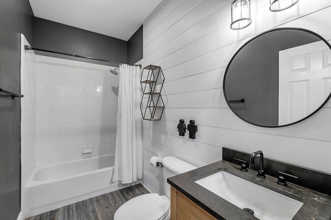 Building Photo - Gorgeous 5 Bedroom Home Behind the Gates i...