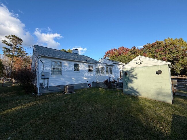 Building Photo - 7530 Shallowford Rd