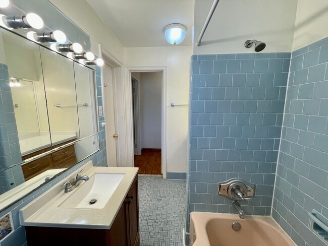 Building Photo - 2 E 54th St