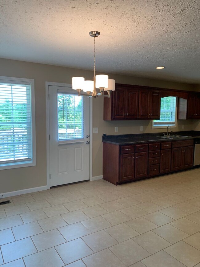 Building Photo - 3 Bedroom, 2 Bath Home Located in Manchester
