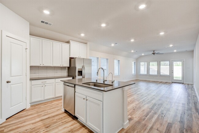 Building Photo - 31119 Myers Hvn Ln