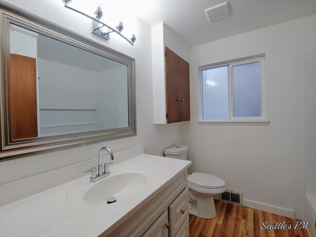 Building Photo - "Charming 2-Bed Retreat with Gleaming Hardwood Floors in Prime Seattle Location!"
