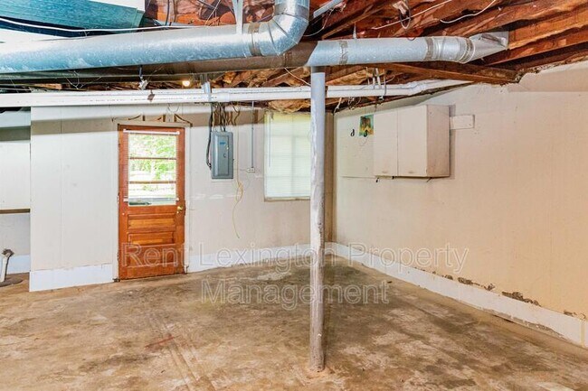 Building Photo - 657 Montclair Dr