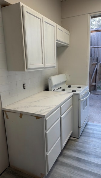 Building Photo - 19 Lakeway St