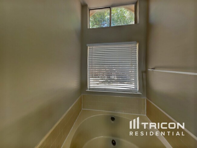 Building Photo - 1919 Creston Dr