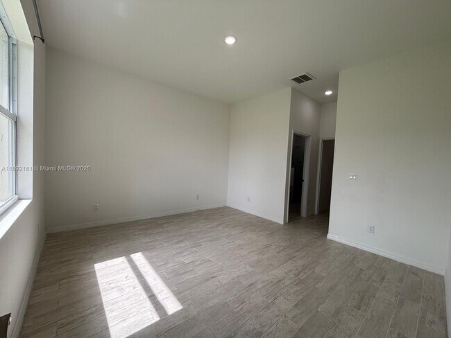 Building Photo - 1018 Maddock St E