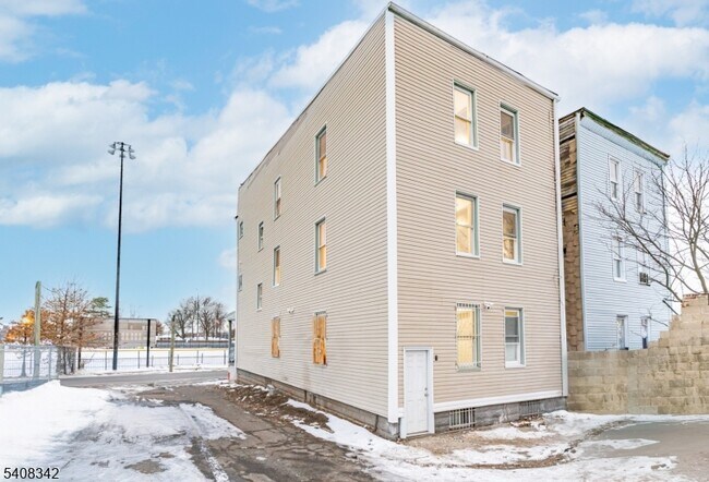 Building Photo - 528 S 13th St