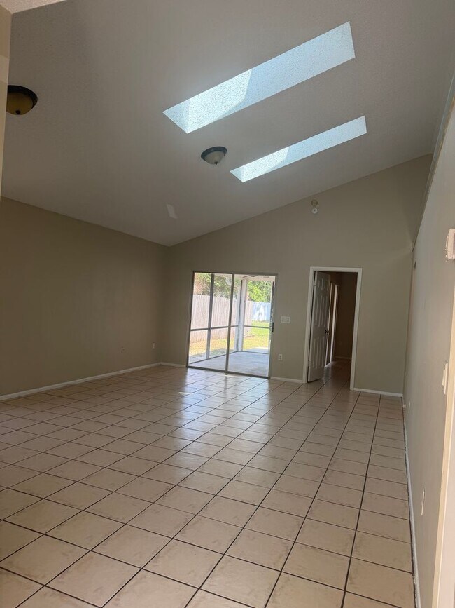 Building Photo - Charming 3-Bedroom Home in a Beautiful Sanford / Lake Mary Community with Community Pool