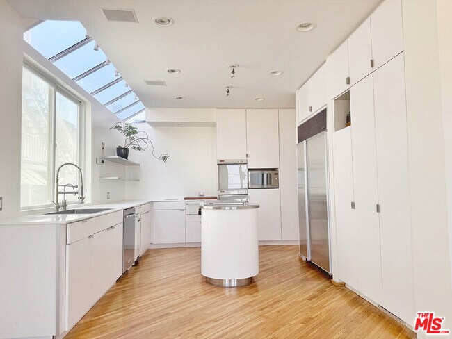 Building Photo - 3505 Ocean Front Walk