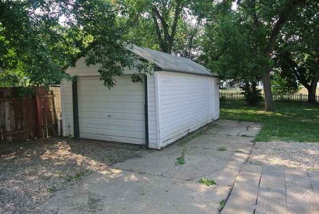 Building Photo - 2 Bedroom House!