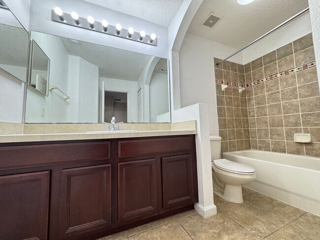 Building Photo - 5 Bedroom Townhome in Avalon Park! TESLA CHARGER INCLUDED!