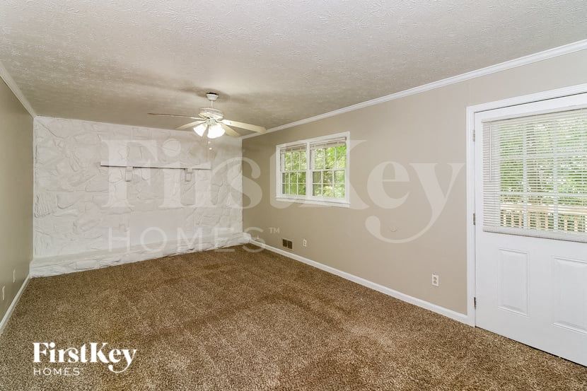 Building Photo - 632 Bralorne Dr