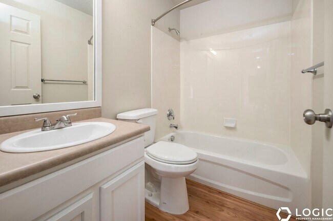 Building Photo - Spacious Condo in Great Location!