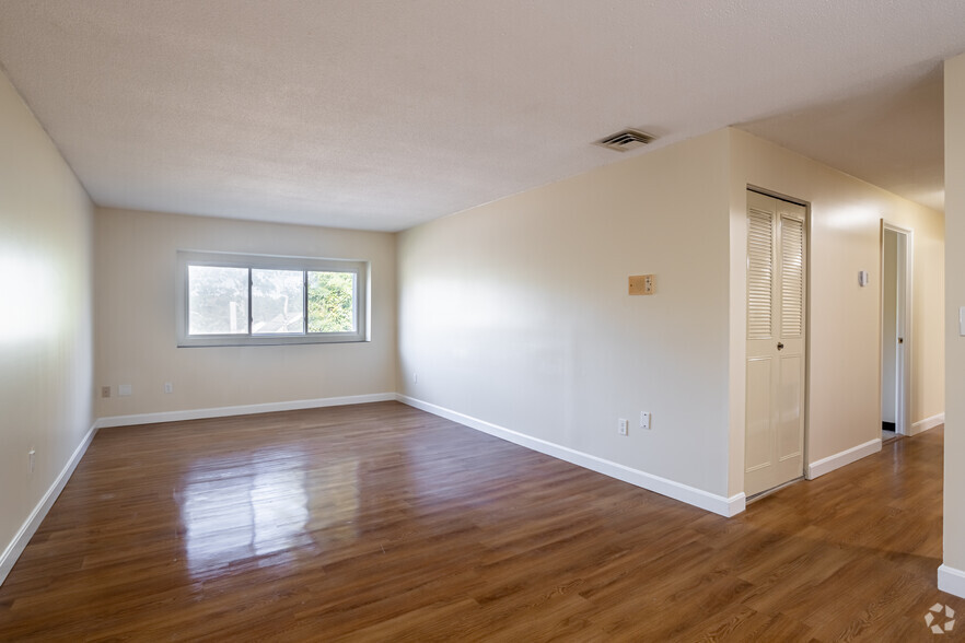 2BR, 1BA - Essex Apartments