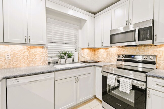 Building Photo - 9126 E Highland Pines Blvd