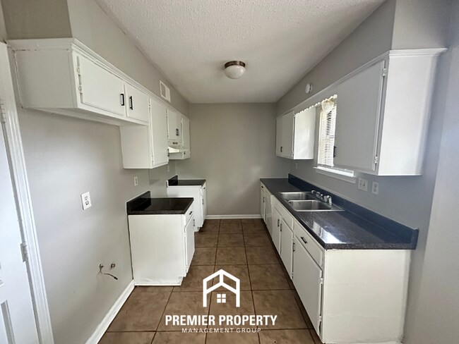 Building Photo - Move-In Ready 3BR Home in 38141 - Sunny Bay Window, Attached Garage & Fenced Yard