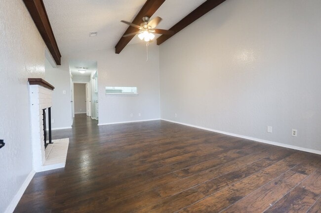 Building Photo - Recently renovated 2 Bedroom!
