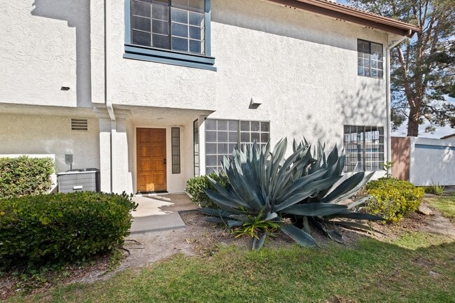 Building Photo - Move-In-Ready Townhome-Style Unit in Chula Vista!