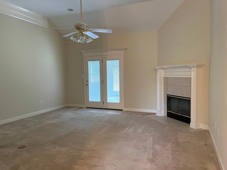 Building Photo - 13290 English Cv