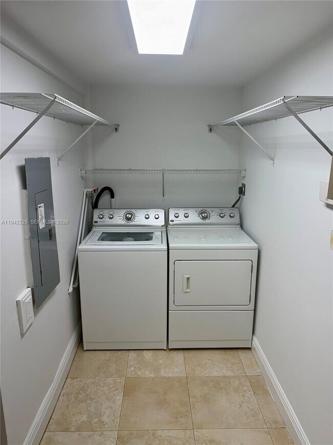 Building Photo - 814 Capri St