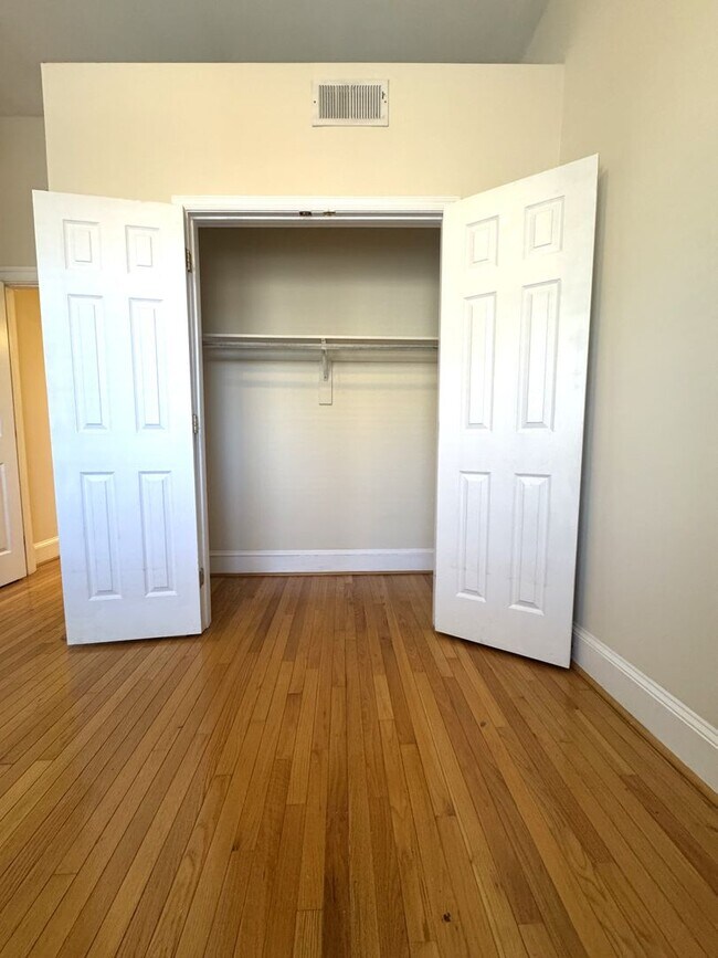 Building Photo - Charming 1BR/1BA Condo in the Heart of Shaw – Parking Included!