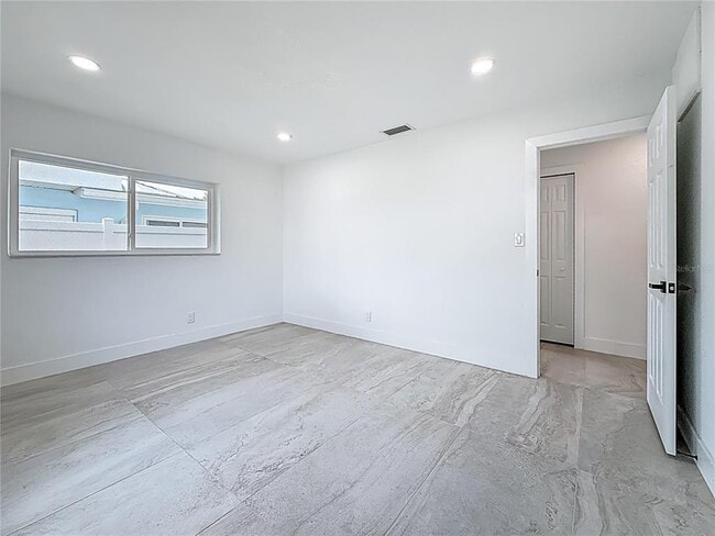 Building Photo - 572 Baywood Dr N