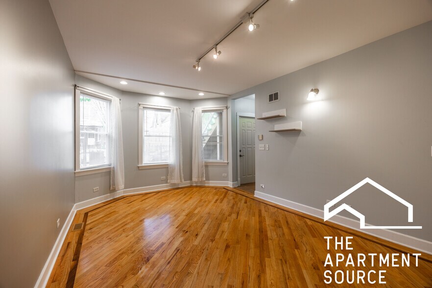 Building Photo - 2933 N Ridgeway Ave