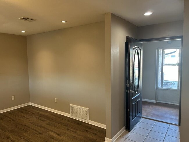 Building Photo - 4708 SE Sunnymeade