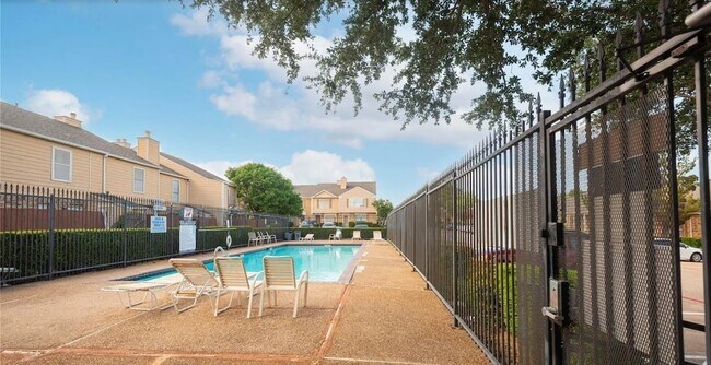 Building Photo - 2500 E Park Blvd