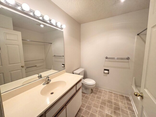 Building Photo - Super Cute Spacious 2BD 2BA in the Hillsda...